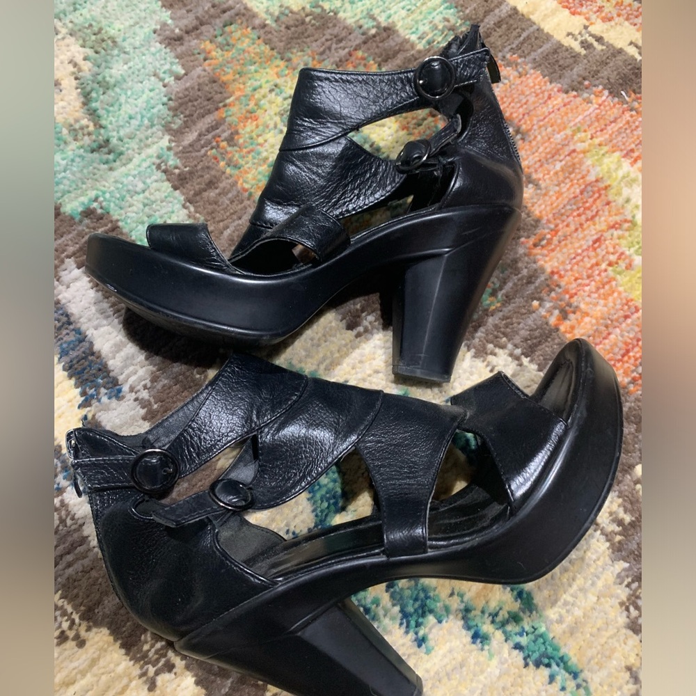 size 5 Bkack heals.